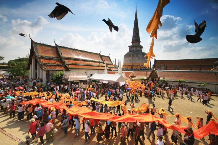 แห่ผ้าขึ้นธาตุ วัดพระมหาธาตุ