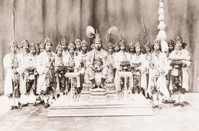 พระบาทสมเด็จพระมงกุฎเกล้าเจ้าอยู่หัว ประทับพระราชอาสน์ ณ พระที่นั่งบรมพิมาน ในพระราชพิธีบรมราชาภิเษกสมโภช