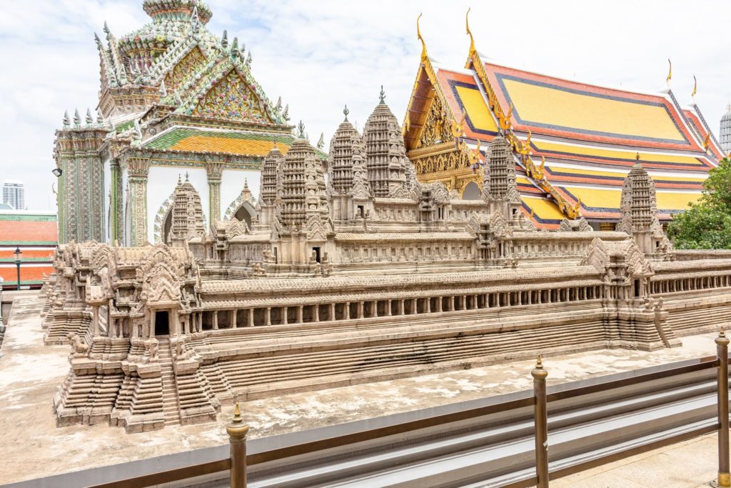 ปราสาทนครวัด จำลอง ตั้งอยู่ที่ วัดพระแก้ว