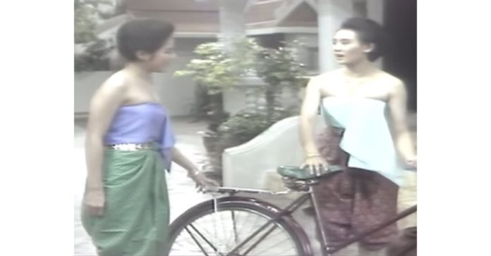 แม่พลอยปั่นจักรยาน
