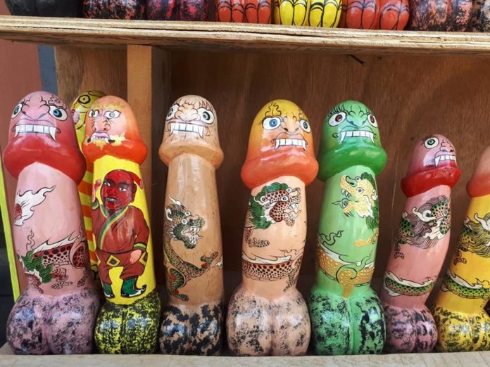 ลวดลายและสีสันบนองคชาติทำจากวัสดุคือไม้เป็นส่วนใหญ่