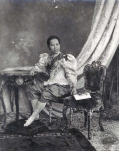 สมเด็จพระนางเจ้าเสาวภาผ่องศรี พระบรมราชินีนาถ ในรัชกาลที่ 5 เจ้านายสตรีสมัยรัชกาลที่ 4 สรงน้ำพระบรมศพสมเด็จพระพันปีหลวง
