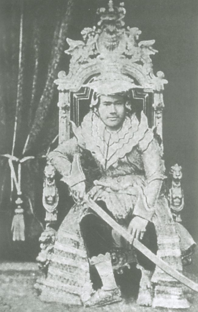 พระเจ้าสีป่อ กษัตริย์ พม่า ประทับ นั่ง บน บัลลังก์