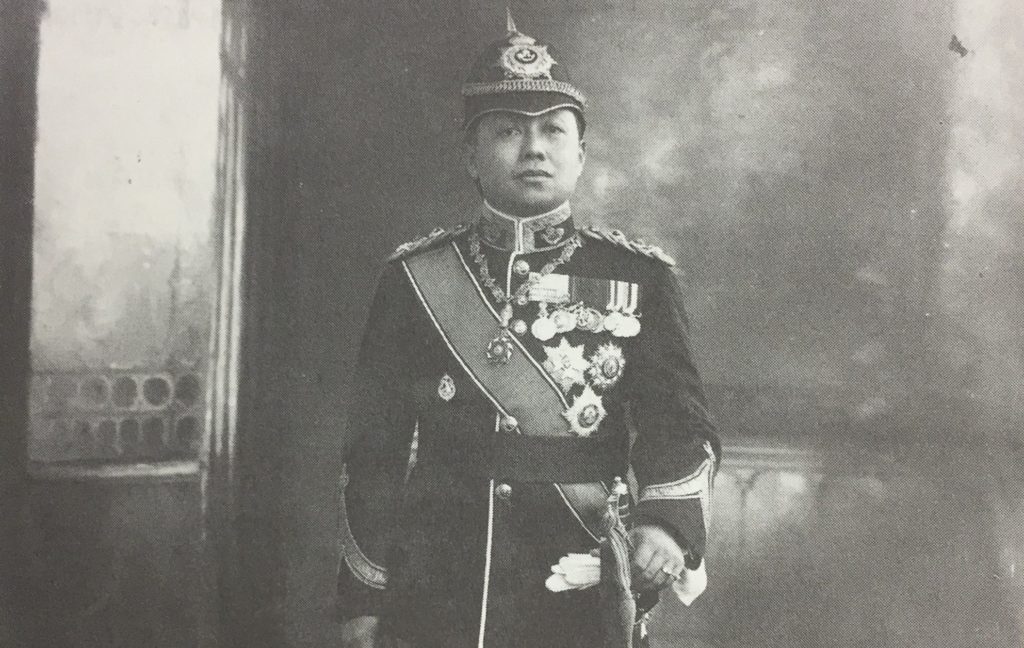 พระบาทสมเด็จพระมงกุฎเกล้าเจ้าอยู่หัว ทรงฉลองพระองค์ชุดพลเอกแห่งกรมทหารราบเบาเดอรัม