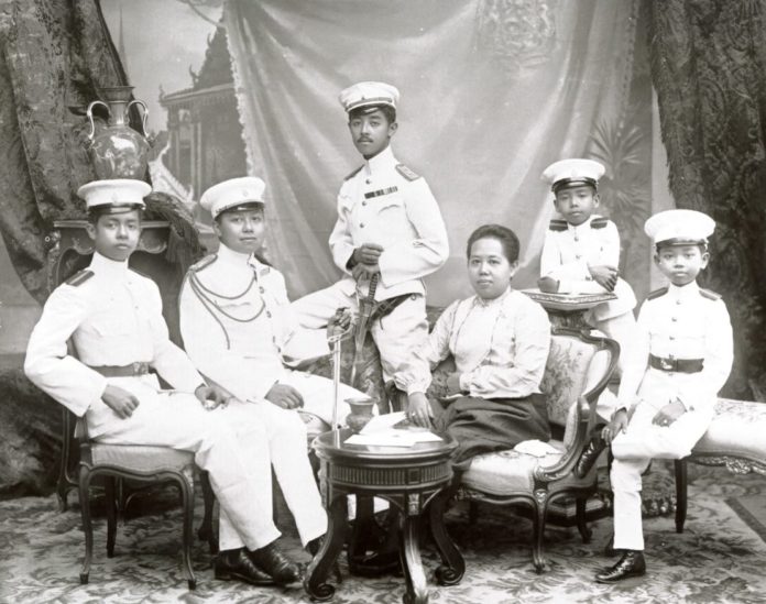 สมเด็จพระศรีพัชรินทรา บรมราชินีนาถทรงฉายกับพระราชโอรส สมเด็จพระศรีพัชรินทรา บรมราชินีนาถ ทรงฉายกับพระราชโอรส (จากซ้ายไปขวา) สมเด็จเจ้าฟ้าอัษฎางค์เดชาวุธ พระบาทสมเด็จพระมงกุฎเกล้าเจ้าอยู่หัว สมเด็จเจ้าฟ้าจักรพงษ์ภูวนาถ สมเด็จเจ้าฟ้าจุฑาธุชธราดิลก และพระบาทสมเด็จพระปกเกล้าเจ้าอยู่หัว เมนูโปรด สมเด็จพระศรีพัชรินทราบรมราชินีนาถ