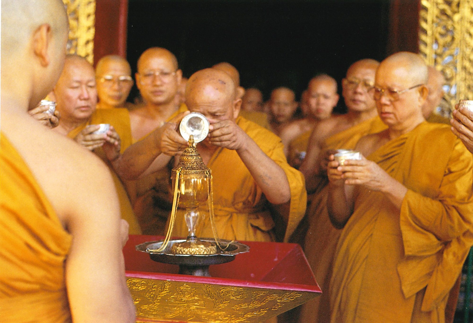 พระสงฆ์ สรงน้ำ พระบรมสารีริกธาตุ วัดพระธาตุศรีจอมทอง