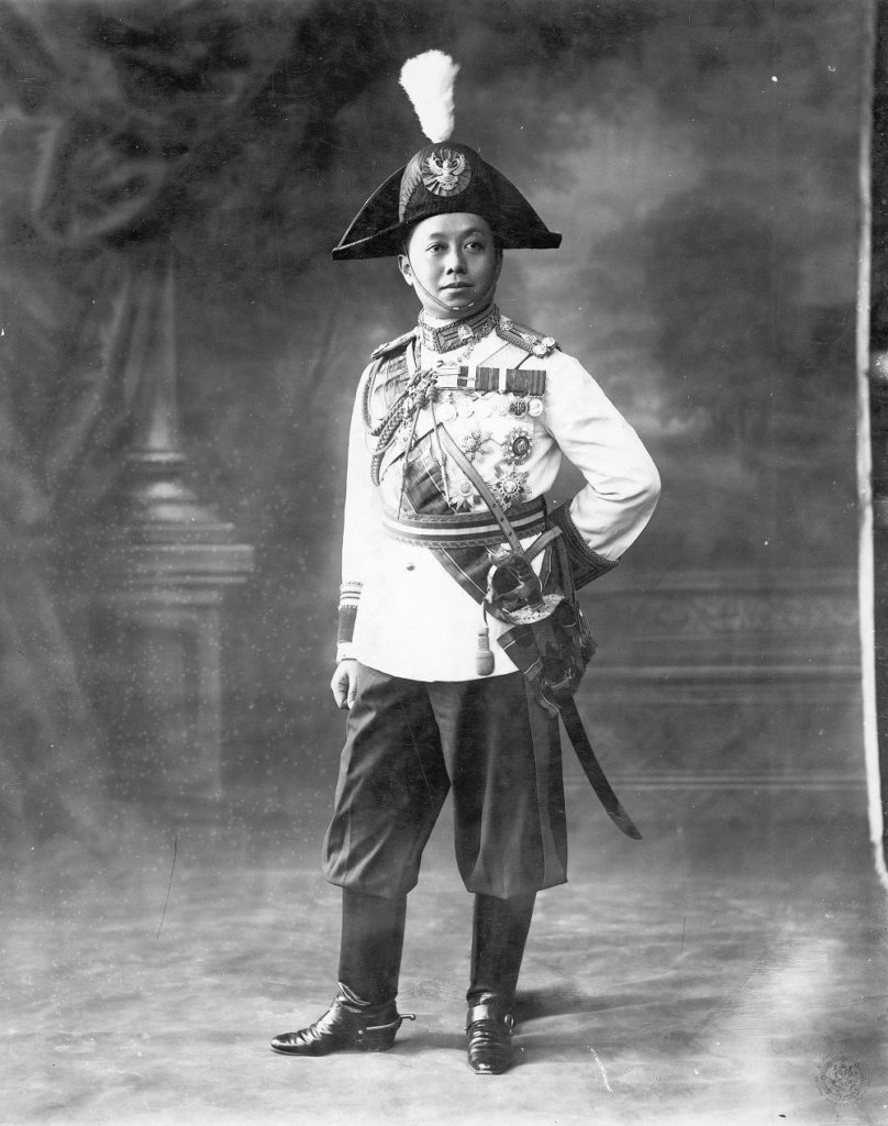 พระบาทสมเด็จพระมงกุฎเกล้าเจ้าอยู่หัวทรงฉลองพระองค์ชุดกรมทหารรักษาวัง
