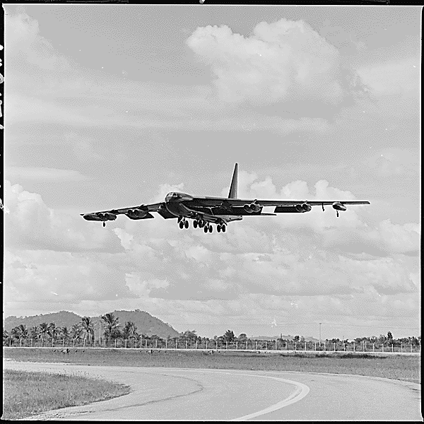 เครื่องบิน B-25 กำลัง ทะยาน ลงจอด สนามบิน อู่ตะเภา