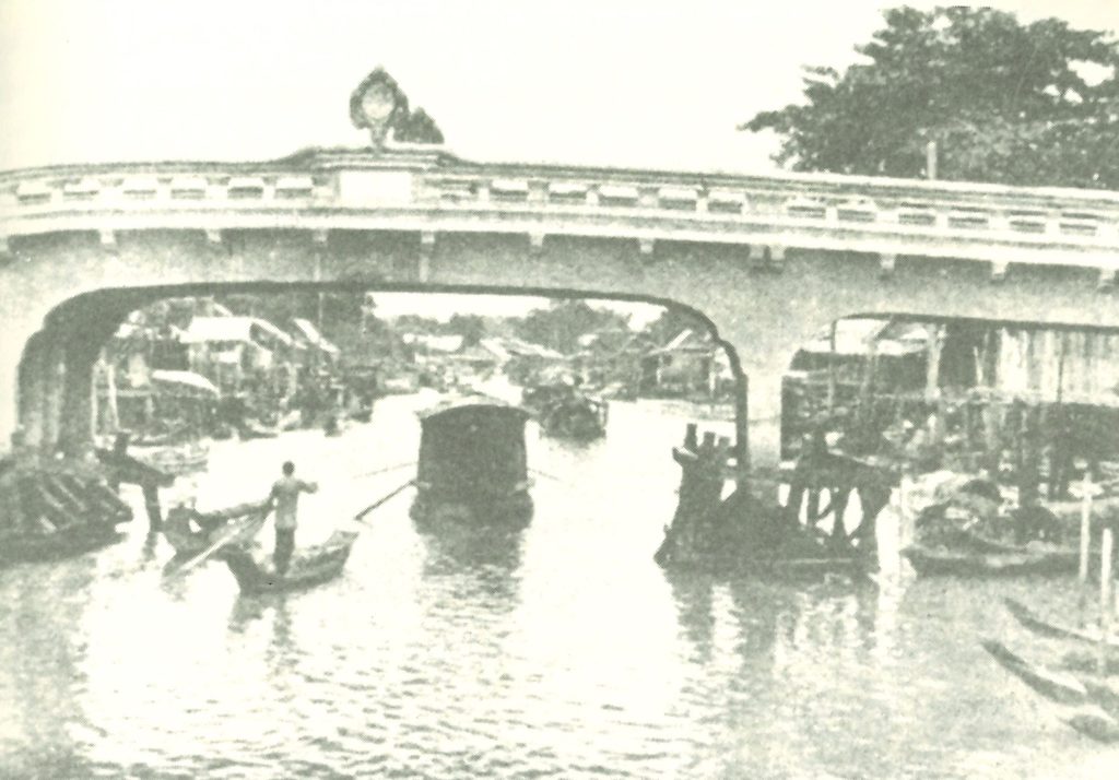 ภาพในอดีตของ คลองมหานาค และสะพานเฉลิมราษฎร์ 32 บริเวณตลาดโบ๊เบ๊