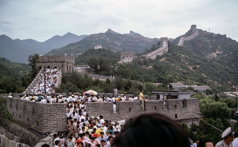 กำแพงเมืองจีน เพื่อ ความมั่นคง ของ ชาติ ในอดีต ปัจจุบัน เป็น สถานที่ท่องเที่ยวสำคัญ