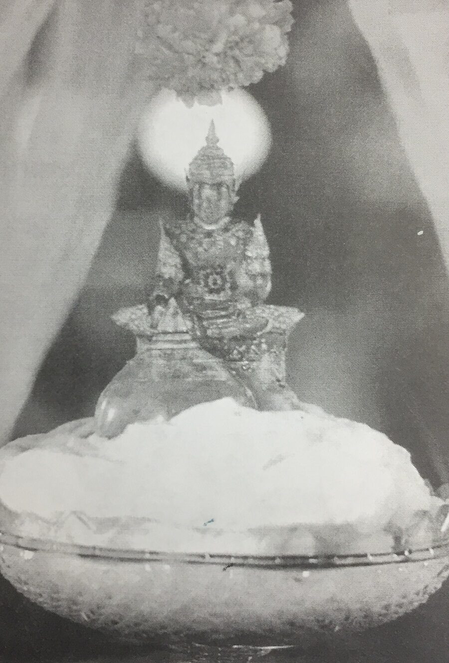 พระแก้วขาวเพชรน้ำค้าง