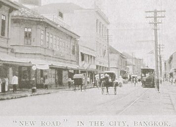 รถรางจอดบน ถนนเจริญกรุง ใกล้เสาไฟฟ้า ภาพจากหนังสือ Siam (1913) โดย Walter Armstrong Graham