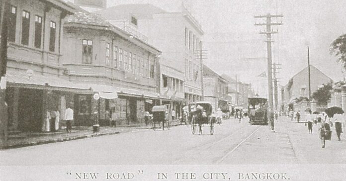 รถรางจอดบน ถนนเจริญกรุง ใกล้เสาไฟฟ้า ภาพจากหนังสือ Siam (1913) โดย Walter Armstrong Graham