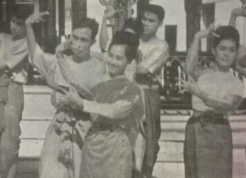 ผู้หญิง ผู้ชาย สวมชุดไทย รำวง