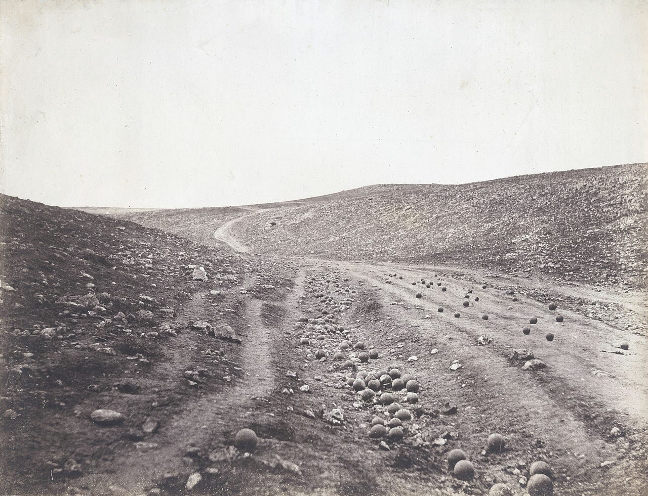 ภาพถ่าย The valley of the shadow of death ถ่ายโดย Roger Fenton ภาพที่มีชื่อเสียงที่สุด ของ สงครามไครเมีย
