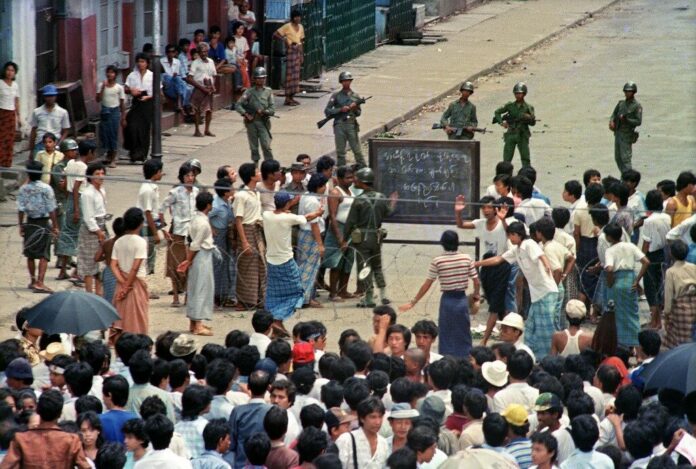 FILES-MYANMAR-POLITICS-PRISONERS ชาวพม่า ประท้วง กองกำลัง