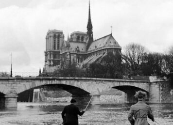ชาวเมือง ปารีส ตกปลา ริมแม่น้ำ Seine ฉากหลังเป็น วิหารนอเทรอดาม
