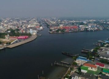 ภาพมุมสูง แม่น้ำท่าจีน บรรจบกับ คลองมหาชัย