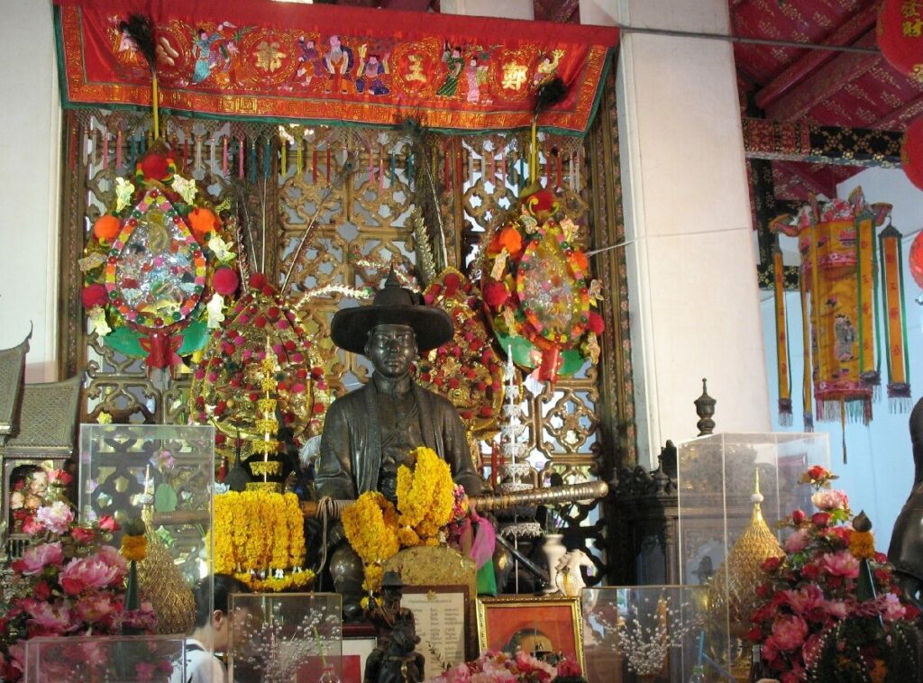 พระบรมรูปสมเด็จพระเจ้ากรุงธนบุรี ภายในโบสถ์น้อย วัดอรุณราชวรารามราชวรมหาวิหาร