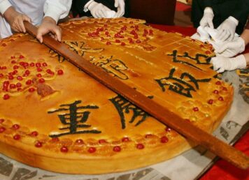 พ่อครัว ร้านอาหารจีน ตัดแบ่ง ขนมไหว้พระจันทร์ ขนาดเส้นผ่านศูนย์กลาง 1 เมตร ระหว่าง เทศกาลไหว้พระจันทร์ ในเมือง โยโกฮามะ ย่านไชนาทาวน์ที่ใหญ่ที่สุดในญี่ปุ่น เมื่อวันที่ 6 ตุลาคม 2006