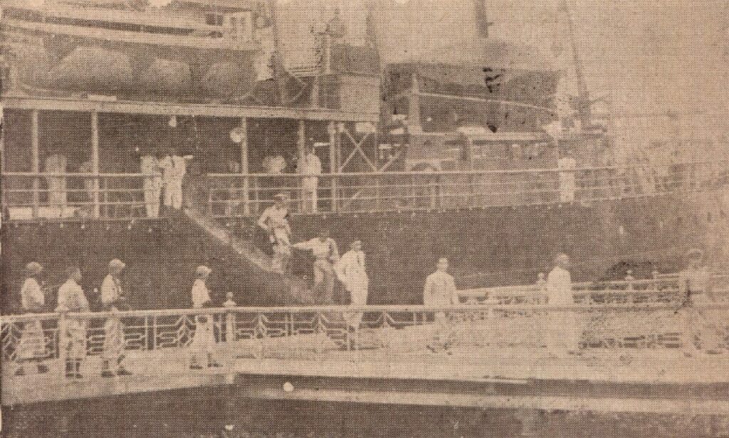 ภาพ ขณะ จอมพล ป. พิบูลสงคราม ถูกคุมตัวลงจากเรือแมนฮัตตัน ใน กบฏแมนฮัตตัน