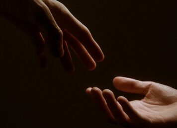 นิ้ว จับมือ