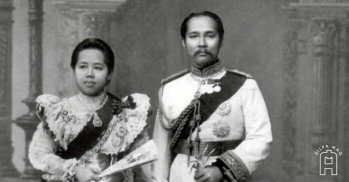 พระบาทสมเด็จพระจุลจอมเกล้าเจ้าอยู่หัว รัชกาลที่ 5 ทรงฉาย กับ สมเด็จพระศรีพัชรินทรา บรมราชินีนาถ