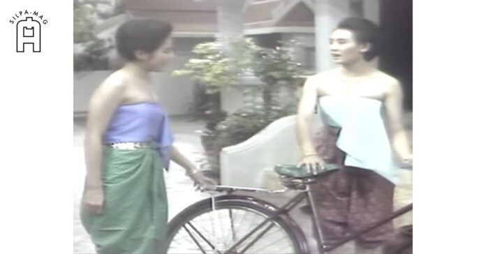 Cover photo - จักรยาน พลอย กับ ช้อย ละคร สี่แผ่นดิน กำลังสนใจ จักรยาน คันใหม่ ที่ เสด็จ ประทานให้
