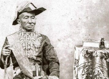 รัชกาลที่ 4 ฉลองพระองค์อย่างเครื่องแบบนายทหารเรือสหรัฐอเมริกา ฉายเมื่อ พ.ศ. 2411