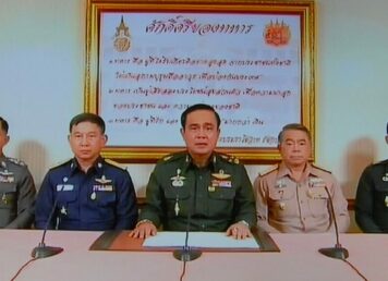 รัฐประหาร ไทย ประยุทธ จันทร์โอชา ตั้งโต๊ะ แถลง
