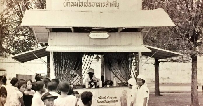 กาชาด ซุ้ม ซุ้มของกองอนามัยที่มีให้ความรู้เรื่องอาหาร, สุขอนามัย ฯลฯ คือ หนึ่งหน่วยงานของรัฐที่มีออกงานกาชาด (ภาพจาก สมุดภาพสภากาชาดไทย ภาค1 : คณะกรรมการและงานกาชาดยุคแรก โดยสภากาชาดไทย, 2557)