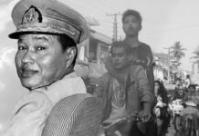 (ซ้าย) นายพลเนวิน อดีตผู้นำพม่า (ภาพจาก AFP) ประกอบกับฉากหลัง เป็นภาพบรรยากาศวันสงกรานต์ ในพม่าปี 2559 (ภาพโดย องค์ บรรจุน)