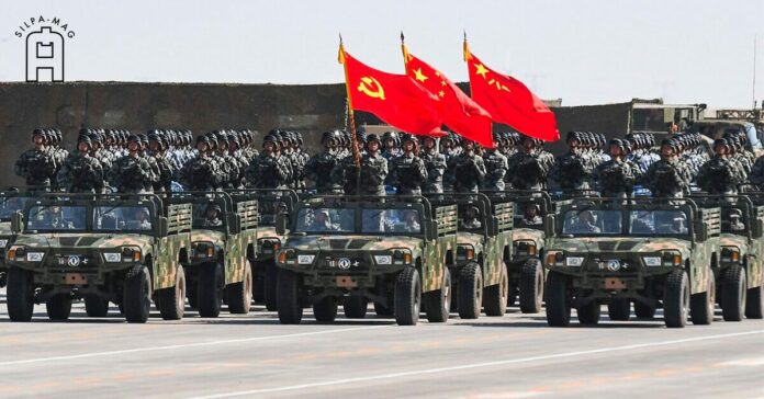 กองทัพจีน ทหารจีน ภายใต้ พรรคคอมมิวนิสต์จีน พร้อมธงพรรคคอมมิวนิสต์ สวนสนาม