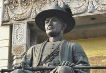 พระบรมราชานุสาวรีย์ พระบาทสมเด็จพระพุทธยอดฟ้าจุฬาโลกมหาราช รัชกาลที่ 1 อดีต คือ เจ้าพระยาจักรี เชิง สะพานพระพุทธยอดฟ้า กรุงเทพ พระพี่เลี้ยง เจ้าจอมแว่น