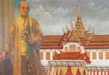 รัชกาลที่ 2 ฉากหลัง คือ จิตรกรรม พระที่นั่งสุทไธสวรรยปราสาท