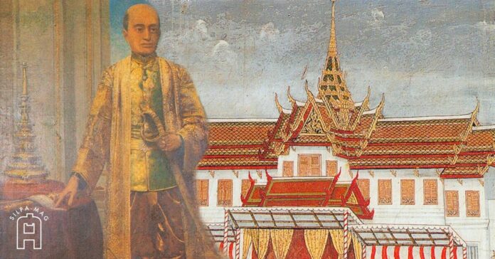 รัชกาลที่ 2 ฉากหลัง คือ จิตรกรรม พระที่นั่งสุทไธสวรรยปราสาท