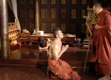 พระองค์ดำ พระนเรศวร สมเด็จพระนเรศวรมหาราช ผมทรงกลมที่ด้านหน้า และ โกนที่ด้านหลัง จาก ภาพยนตร์ ตำนานสมเด็จพระนเรศวรมหาราช