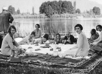 เจ้าอาณานิคมอังกฤษ ชาวยุโรป ใน อินเดีย นั่ง ปิกนิก ริม ทะเลสาบ