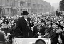 ภาพถ่าย วินสตัน เชอร์ชิล ท่ามกลาง ประชาชน อังกฤษ ปี 1949