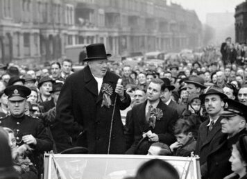 ภาพถ่าย วินสตัน เชอร์ชิล ท่ามกลาง ประชาชน อังกฤษ ปี 1949
