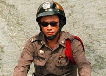 ตำรวจ ใส่ชุด สี กากี