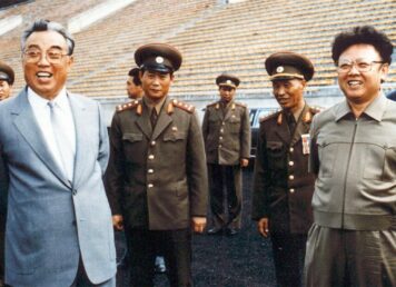 คิมอิลซุง คิมจองอิล เกาหลีเหนือ รายล้อมด้วย นายทหาร