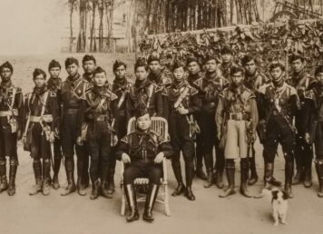 รัชกาลที่ 6 ฉายภาพ กับ กองเสือป่า นายใน ข้าราชบริพาร