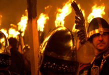 ชาวเกาะ เชตแลนด์ แต่งกาย เลียนแบบ ชาวไวกิ้ง เทศกาล Up Helly Aa