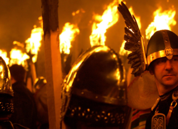 ชาวเกาะ เชตแลนด์ แต่งกาย เลียนแบบ ชาวไวกิ้ง เทศกาล Up Helly Aa