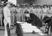 มาโมรุ ชิเงมิตซึ รัฐมนตรี กระทรวงการต่างประเทศ ญี่ปุ่น ผู้แทน สถาบันจักรพรรดิ ของญี่ปุ่น ลงนาม ใน เอกสารยอมจำนน ในนามของ พระจักรพรรดิ บน เรือรบมิสซูรี ของ สหรัฐอเมริกา 2 กันยายน 1945