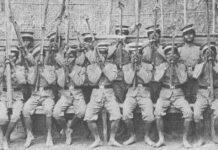 ภาพถ่าย แคนวงใหญ่ ของทหาร ที่ อุบลราชธานี เป่าแคน สมับรัชกาลที่ 5