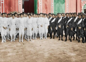 สมเด็จพระศรีพัชรินทรา บรมราชินีนาถ และสมเด็จพระศรีสวรินทิรา บรมราชเทวี พร้อมด้วยพระราชชายา พระเจ้าลูกเธอ เจ้าจอมมารดา พระบรมวงศานุวงศ์และข้าราชบริพารฝ่ายใน ทรงฉายภาพเป็นที่ระลึกในงานพระเมรุ พระเจ้าลูกเธอ พระองค์เจ้าศรีวิไลยลักษณ์ สุนทรศักดิ์กัลยาวดี กรมขุนสุพรรณภาควดี ณ พระราชวังบางปะอิน โดยผู้มีพระชันษาสูงกว่าพระเจ้าลูกเธอในพระโกศ จะทรงสีดำไว้ทุกข์ส่วนผู้ที่มีพระชันษาอ่อนกว่าจะทรงชุดขาว ตามธรรมเนียมในสมัยนั้น