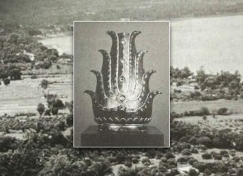 พระเจ้าล้านตื้อ ฉากหลังเป็น เมืองเชียงแสน เชียงแสน และ แม่น้ำโขง