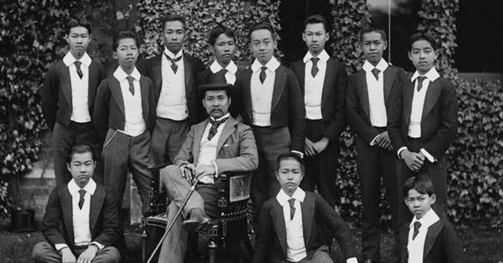 พระบาทสมเด็จพระจุลจอมเกล้าเจ้าอยู่หัว รัชกาลที่ 5 ฉายพระบรมฉายาลักษณ์ร่วมกับพระราชโอรสที่โรงเรียนอีตัน คราวเสด็จประพาสยุโรปครั้งที่ 2 พ.ศ. 2450